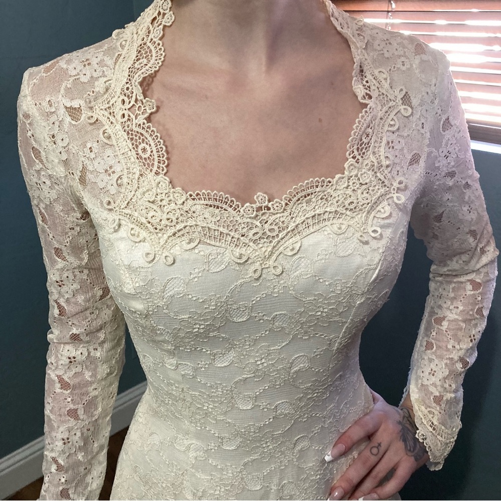 1950s William Cahill Original Lace Ivory Wedding Dress with Full Train - Picture 3 of 8
